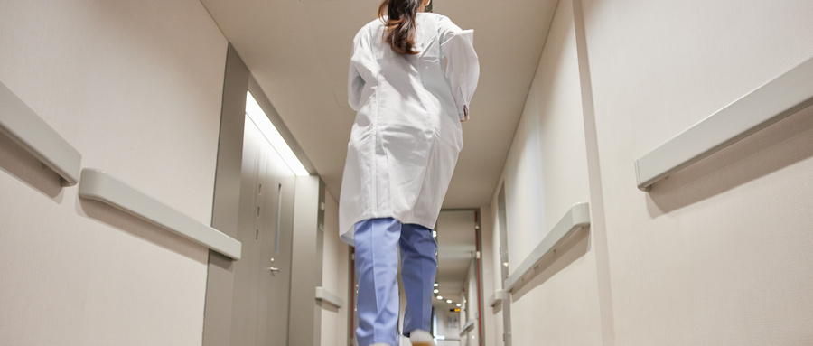 宝宝发热惊厥，家长怎样应对？